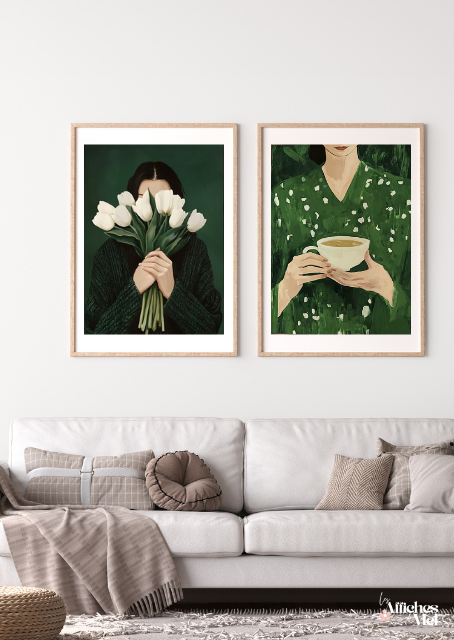 Poster Femme et Tasse – Illustration Verte Moderne – Affiche Cosy Thé Café – Décoration Murale Douce et Apaisante